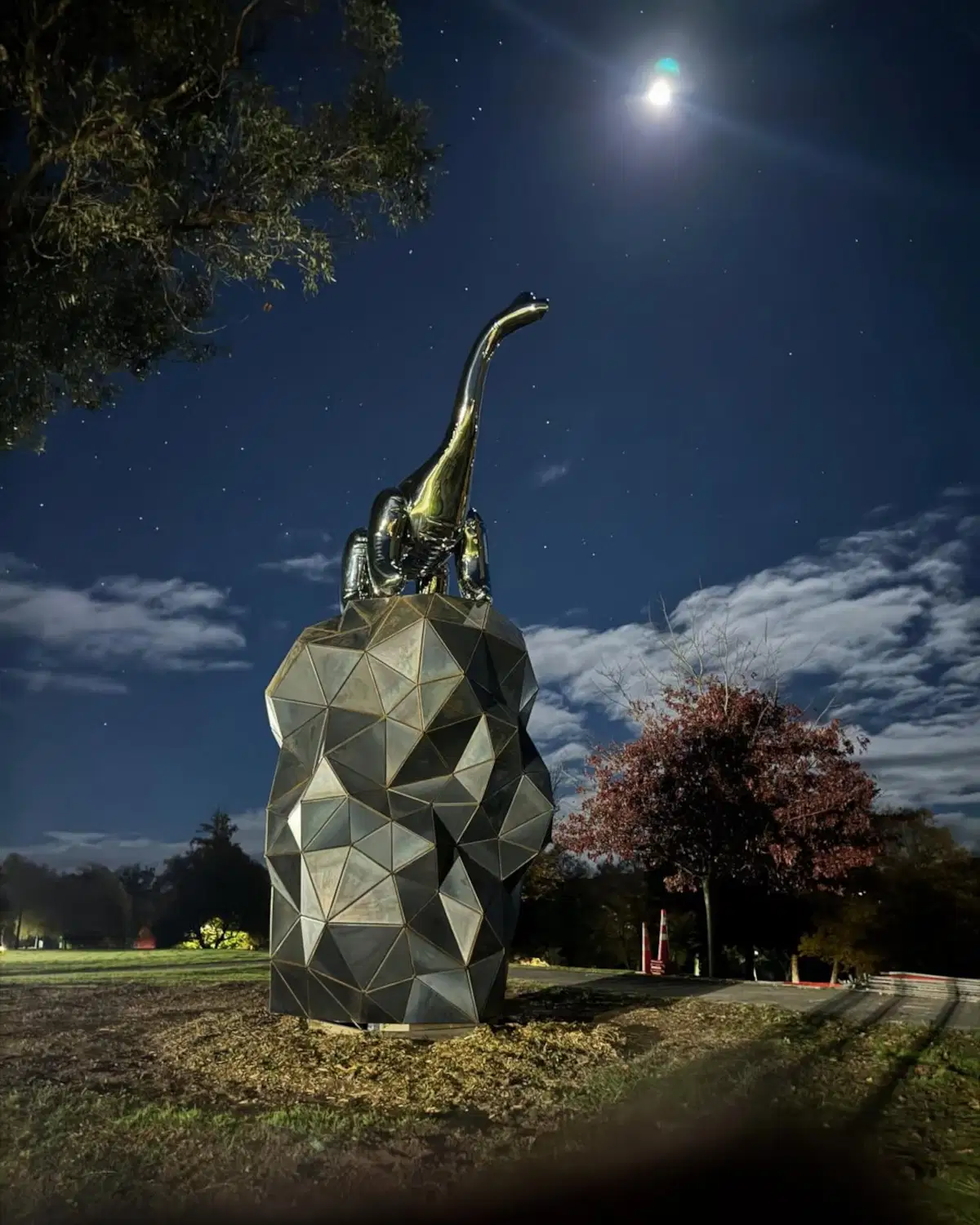 scultura-dinosauro-boom-boom-gregor-kregar-taupo-2.webp